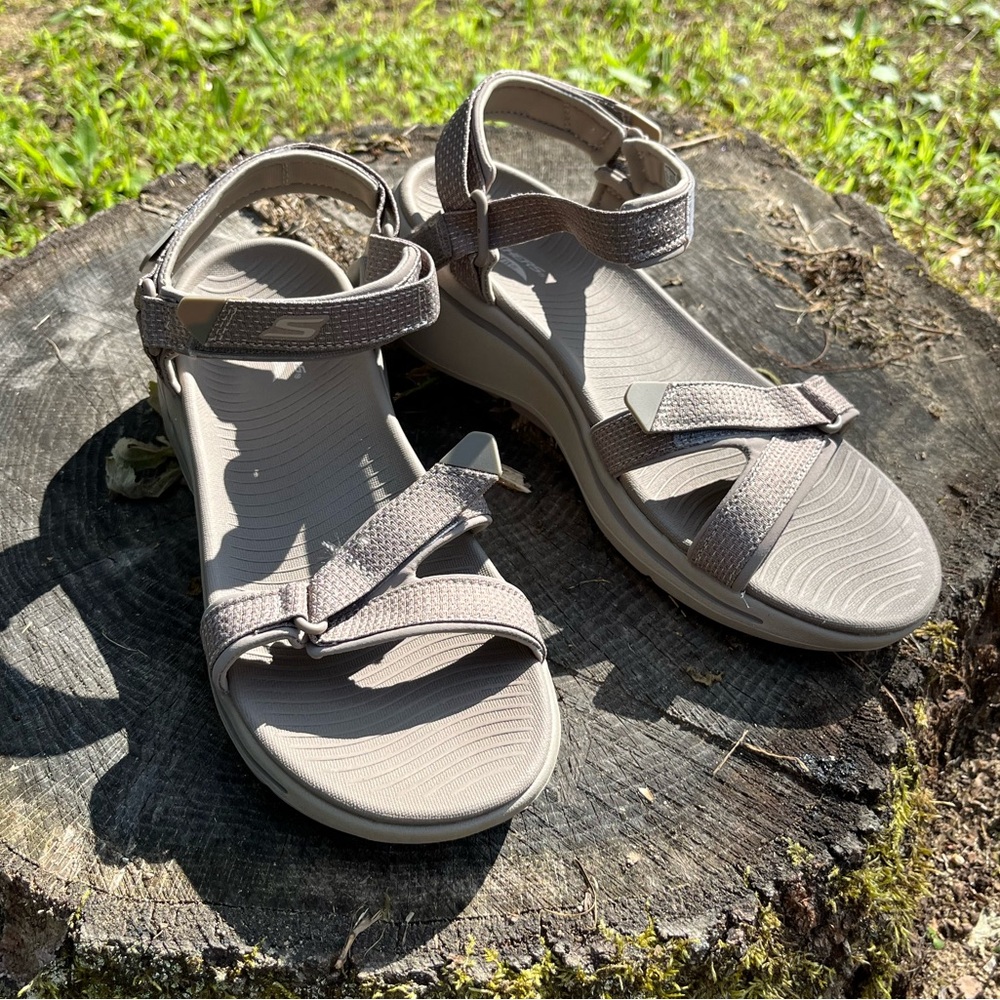 2021 Skechers ArchFit Taupe Sandals Size 10 NWT